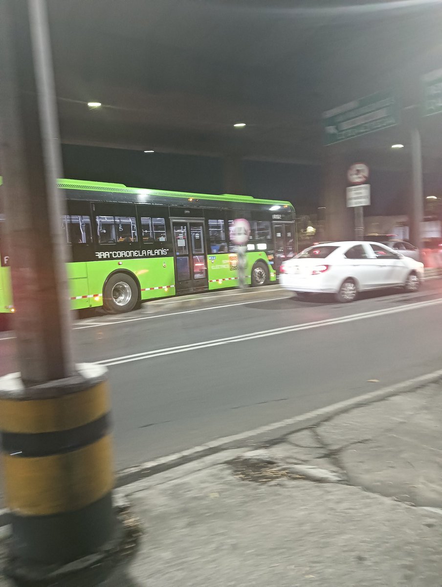 kelsenian0's tweet photo. Hey @ort @RTP_CiudadDeMex el 57 A qué va a toreo se desvío en viaducto Tlalpan bajando al pasaje argumentando que está complicado cruzar tlalpan y que se iba a meter a carriles centrales además de que viene con la amante y siendo grosero con los demás vehículos ojito aqui https://t.co/7PEas0Kc18