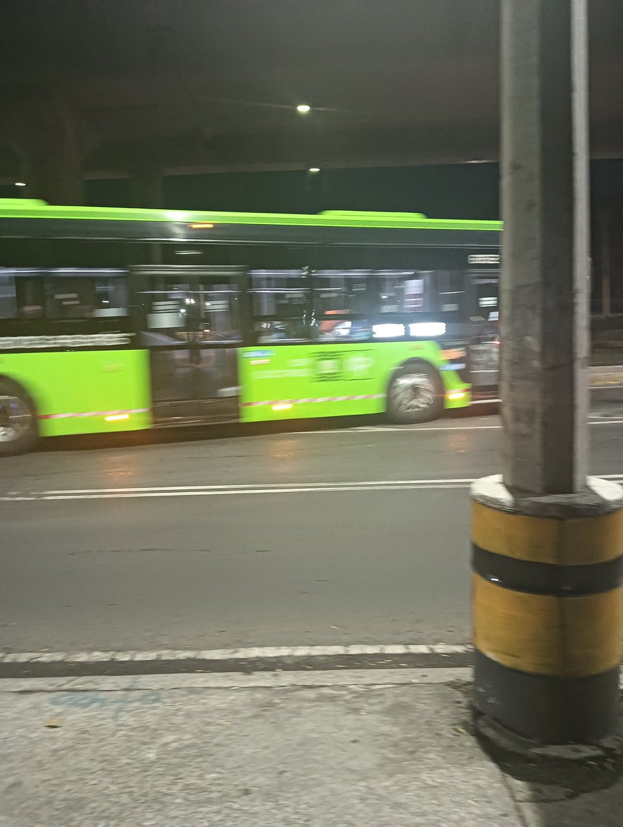 kelsenian0's tweet photo. Hey @ort @RTP_CiudadDeMex el 57 A qué va a toreo se desvío en viaducto Tlalpan bajando al pasaje argumentando que está complicado cruzar tlalpan y que se iba a meter a carriles centrales además de que viene con la amante y siendo grosero con los demás vehículos ojito aqui https://t.co/7PEas0Kc18