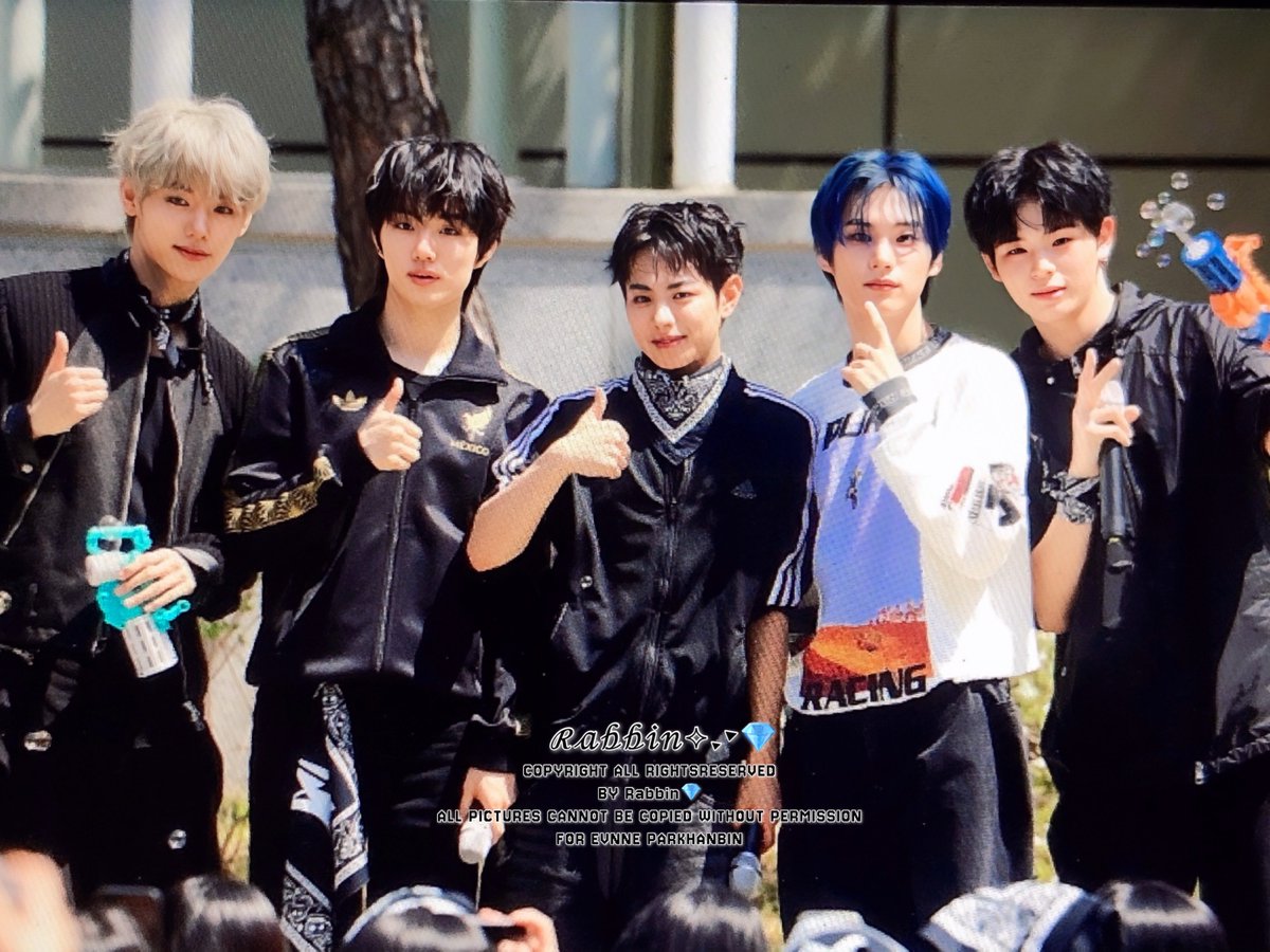 Rabbin0301's tweet photo. 💎260425💎
❤️🩵💚💜💛
#박한빈 #PARKHANBIN #이븐 #EVNNE https://t.co/p17ONDWDmk