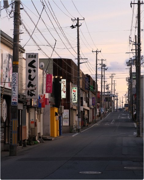 hitonpe's tweet photo. ジェット戦闘機の爆音が止んだ夕暮れ。
静けさに背中を押されるように、
基地の町の飲み屋街にあかりが灯り始めた。
この町は知っている。
空を裂く音と、夜を繋ぐ灯のあいだで、
人は今日を静かに終わらせていくことを。 https://t.co/HRH4IN6nnm