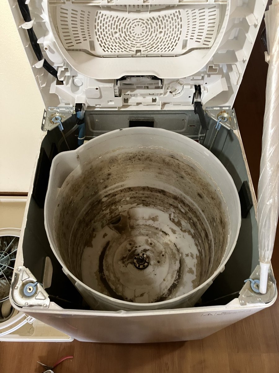 mitsuakiya's tweet photo. ヒマすぎて前からやりたかった洗濯機の分解洗浄してみた
8年ものの汚れをご覧下さい https://t.co/X6GyXRr23q