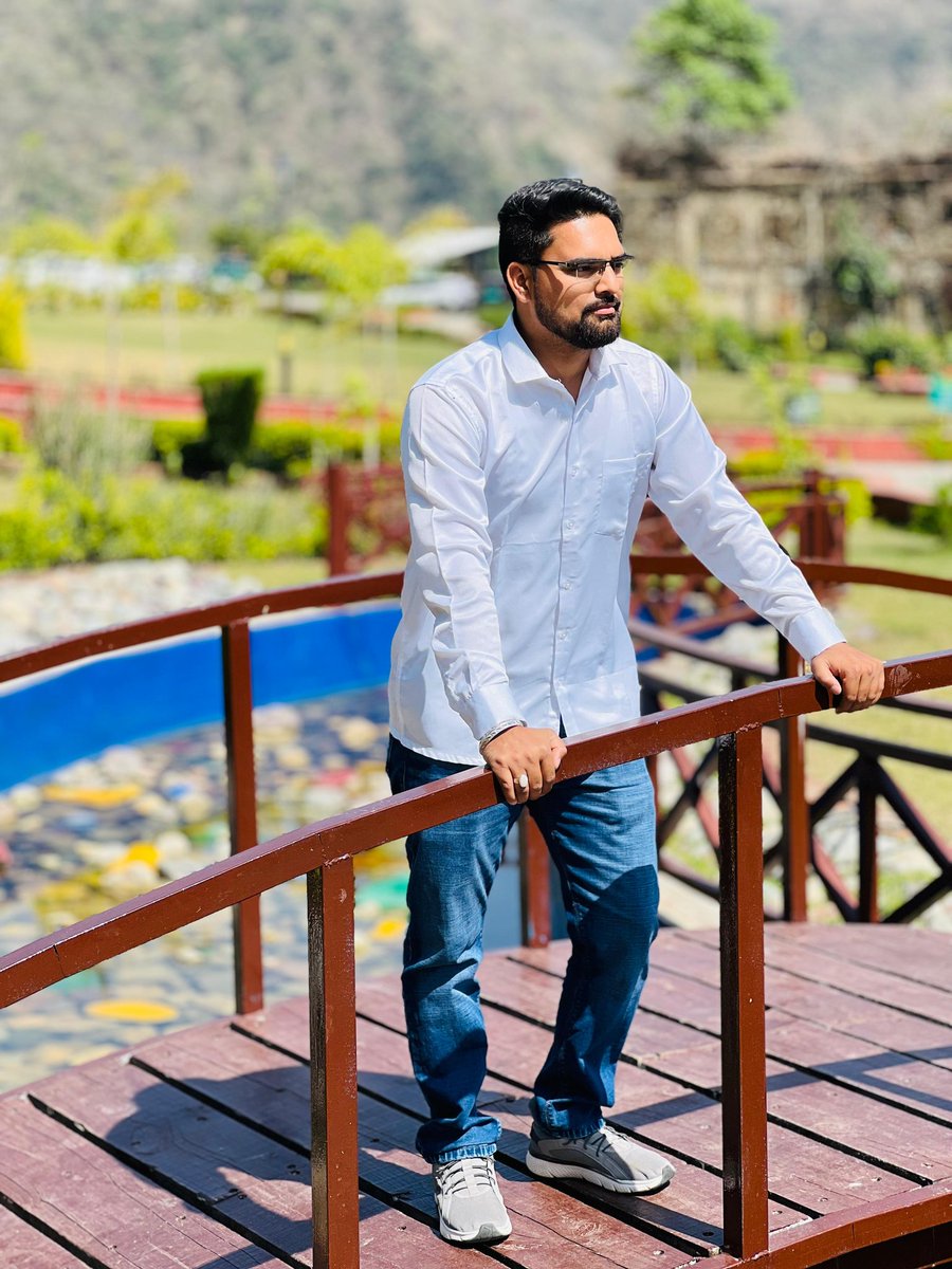 pankajthap's tweet image. हैसियत का परिचय तभी देना जब बात आत्मसम्मान की हो,
"अन्यथा सादगी ही इंसान का सबसे बडा परिचय है"
.
.
#quotes #attitude #bjym #jilamantri #rishikesh