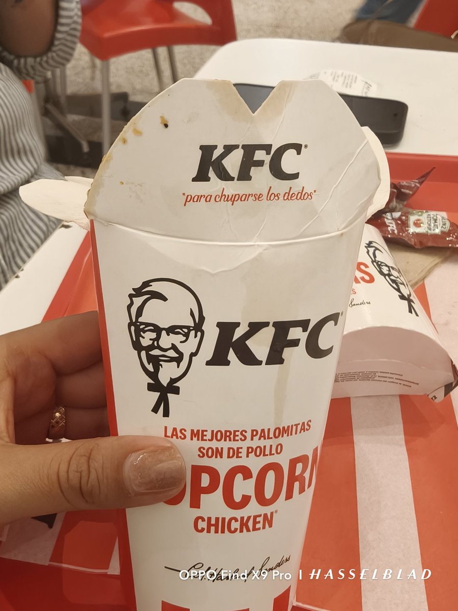 alez_jackson's tweet photo. @kfc @KFC_ES 

No sabía que reutilizan las cajas de los alimentos 🤢

@COFEPRIS https://t.co/vrLE66tF1t