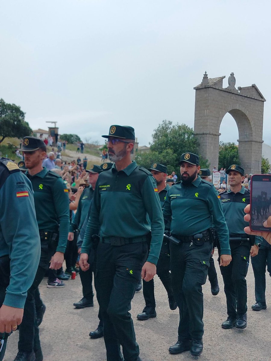Fe, tradición y devoción se unen en este Viernes de Romería. 

Como cada año, la Guardia Civil acompaña a la Cofradía de la Virgen de la Cabeza, reforzando una jornada cargada de emoción y respeto.

#ViernesDeRomería #VirgenDeLaCabeza #Tradición #Devoción #GuardiaCivil