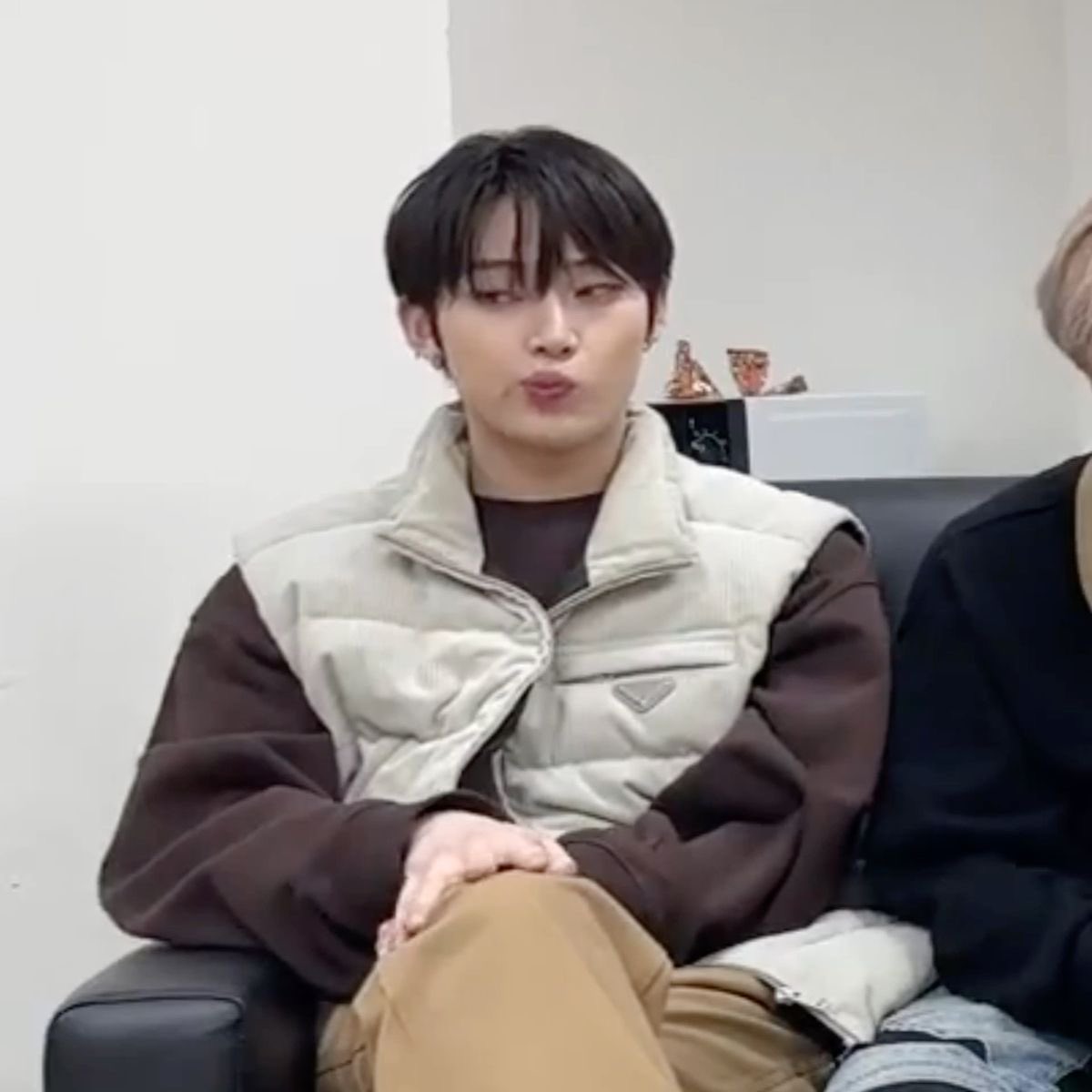 sheesdara's tweet photo. Me voy a convertir en lo que juré destruir: en el concierto antes de dar freebies voy a preguntar “¿fanchat ot…?” y dependiendo la respuesta se lo ganan o no https://t.co/YLtW0ZHew7