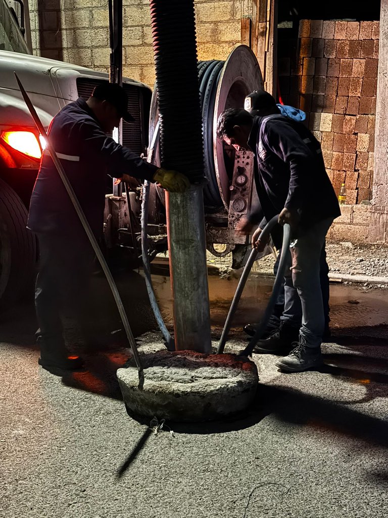 Anaamunizneyra's tweet photo. En el @SanMateoAGob seguimos trabajando de forma preventiva.

Como parte del programa permanente de desazolve, esta noche personal del @OpdapasSMA realiza la limpieza y mantenimiento de coladeras y colectores en la calle Vicente Guerrero, en el barrio de La Concepción.

En esta #TemporadaDeLluvias, en #SanMateoAtenco, #UnidosPrevenimos. 💧

#UnidosSí #UnidosSiempre