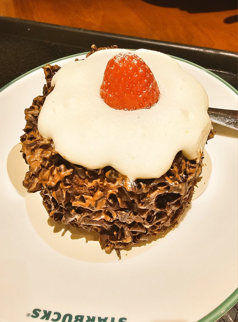 eunrin8's tweet photo. 最近の物価高でケーキの値段もだんだん上がっています🥲前は6,000ウォン代くらいが多かったイメージですが、最近は7,000ウォン代が一般的です。これは8,300ウォン…850円くらい！？普通にご飯が食べられますね😂
rin https://t.co/HSHtNnKqMj