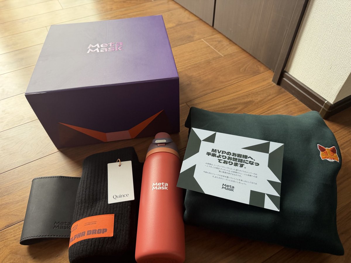 hideyabaiman's tweet photo. #MetaMask グッズ届いた！
次のシーズンを匂わせて来たw
トークンエアドロ早よ！ https://t.co/wOkq8gbHNZ