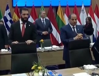 histasin's tweet photo. Awkward... https://t.co/r98SBsPJEV