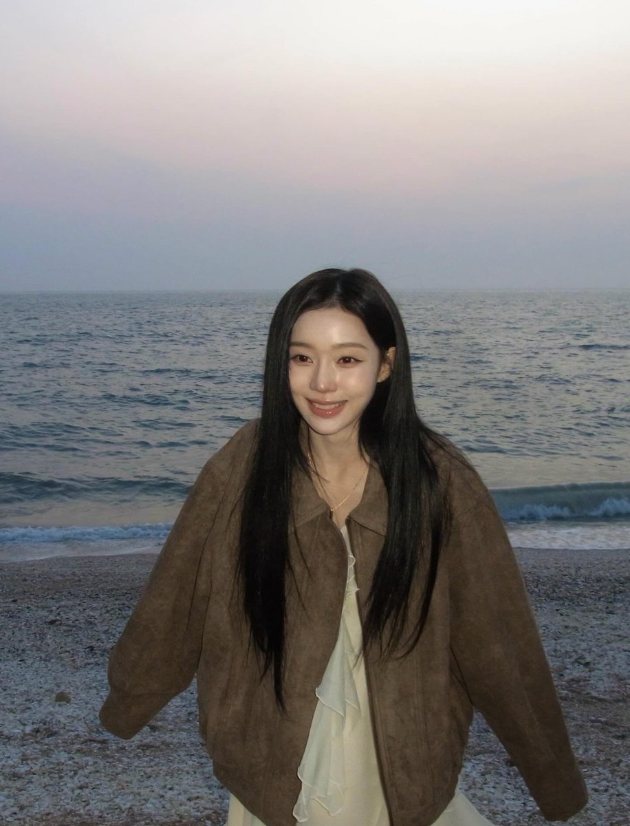 wintrr's tweet photo. “i’ll imagine we fall in love..” but plot twist i been fallin already; to you, @reqjun! let the sunset heat be evidence in court. it’s not february but will you be my sundate..? https://t.co/5uJboqVlnF