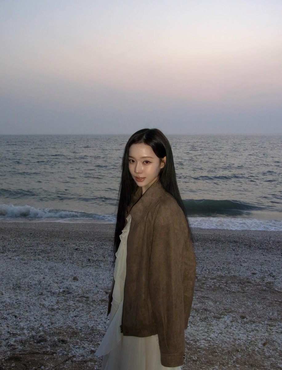 wintrr's tweet photo. “i’ll imagine we fall in love..” but plot twist i been fallin already; to you, @reqjun! let the sunset heat be evidence in court. it’s not february but will you be my sundate..? https://t.co/5uJboqVlnF