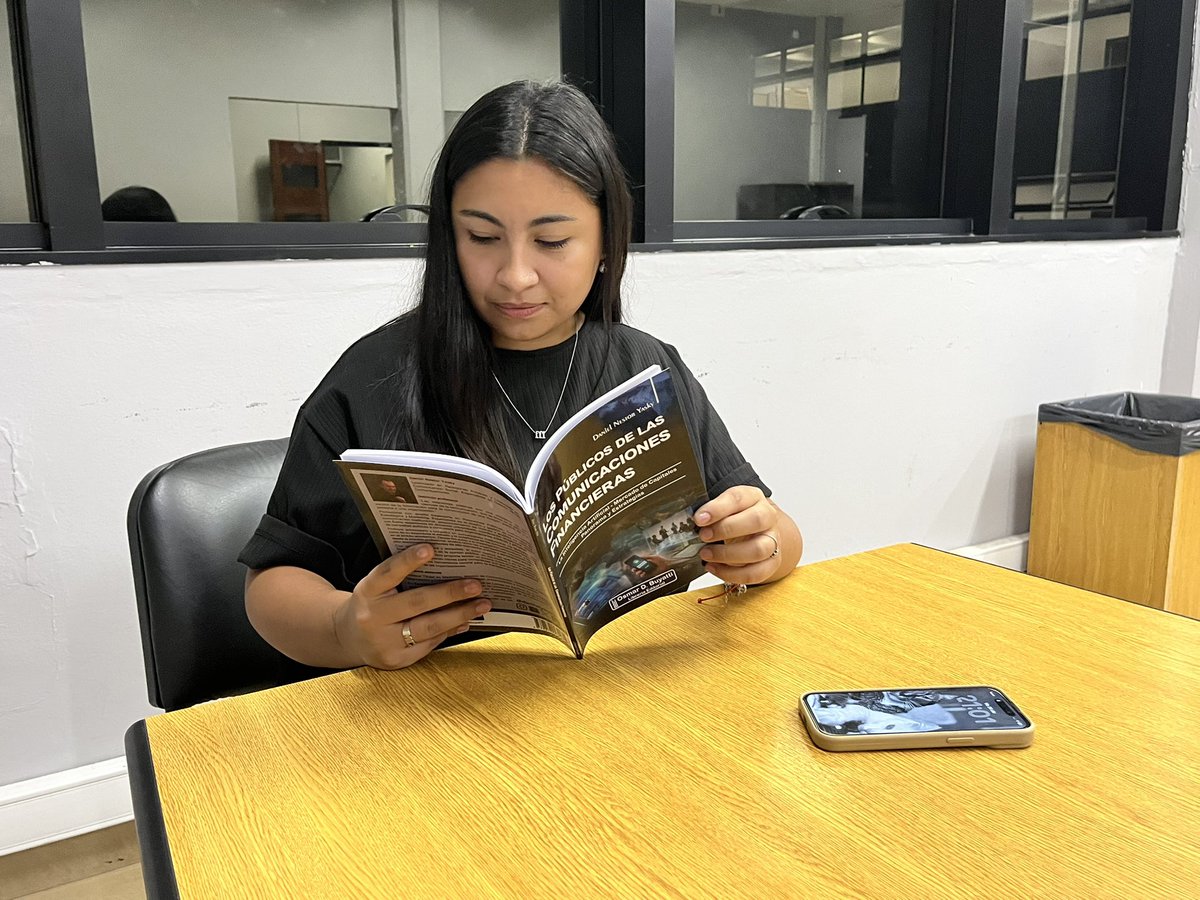 MediosUNLZ's tweet photo. El titular de la cátedra Medios de Comunicación, @danielyasky presentó su libro Los públicos de las comunicaciones financieras a Natalia y Milagros.

Graduadas de Relaciones Públicas e integrantes de la cátedra, conocen de primera mano la problemática que aborda la obra 

Sigue https://t.co/YriMBrPKZ7