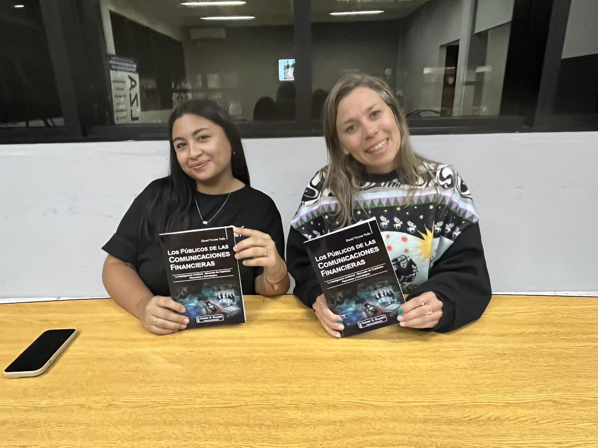 MediosUNLZ's tweet photo. El titular de la cátedra Medios de Comunicación, @danielyasky presentó su libro Los públicos de las comunicaciones financieras a Natalia y Milagros.

Graduadas de Relaciones Públicas e integrantes de la cátedra, conocen de primera mano la problemática que aborda la obra 

Sigue https://t.co/YriMBrPKZ7