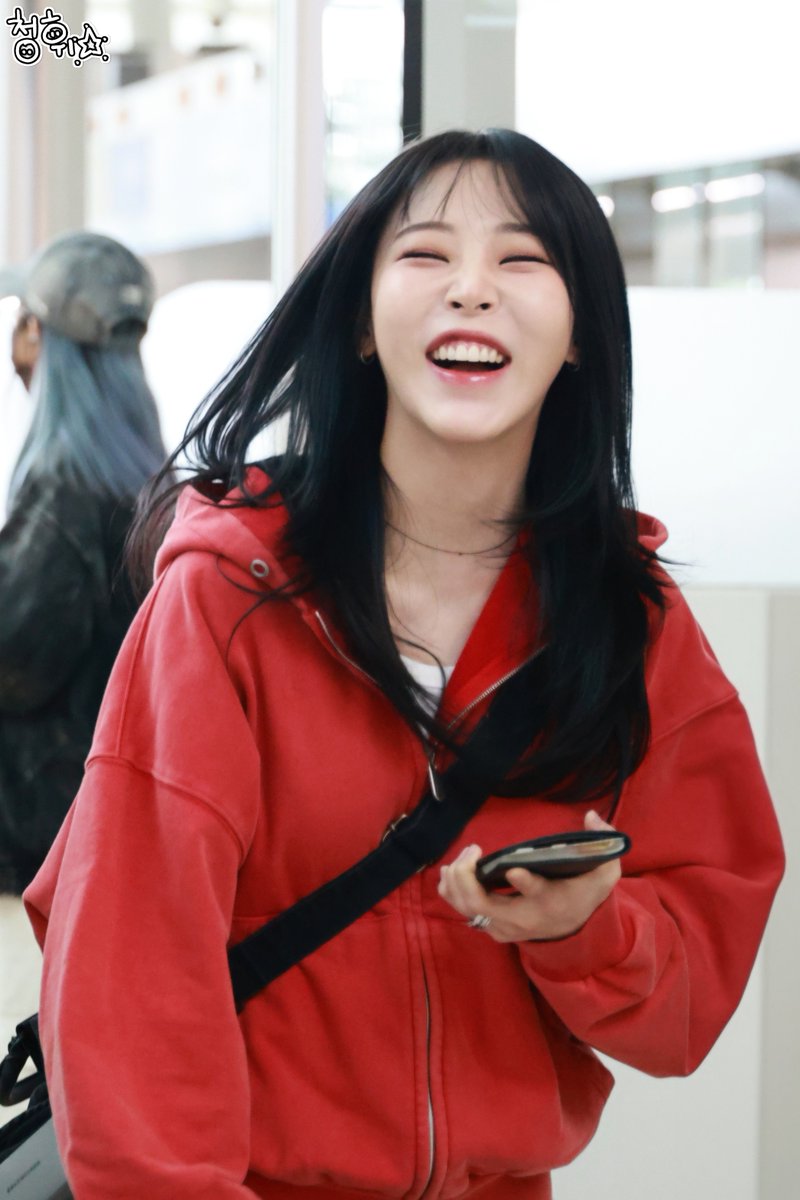 260425 문별 ICN 출국 (2)
(사람들이 두장씩 올리래여..)

#MAMAMOO #MOONBYUL #마마무 #문별