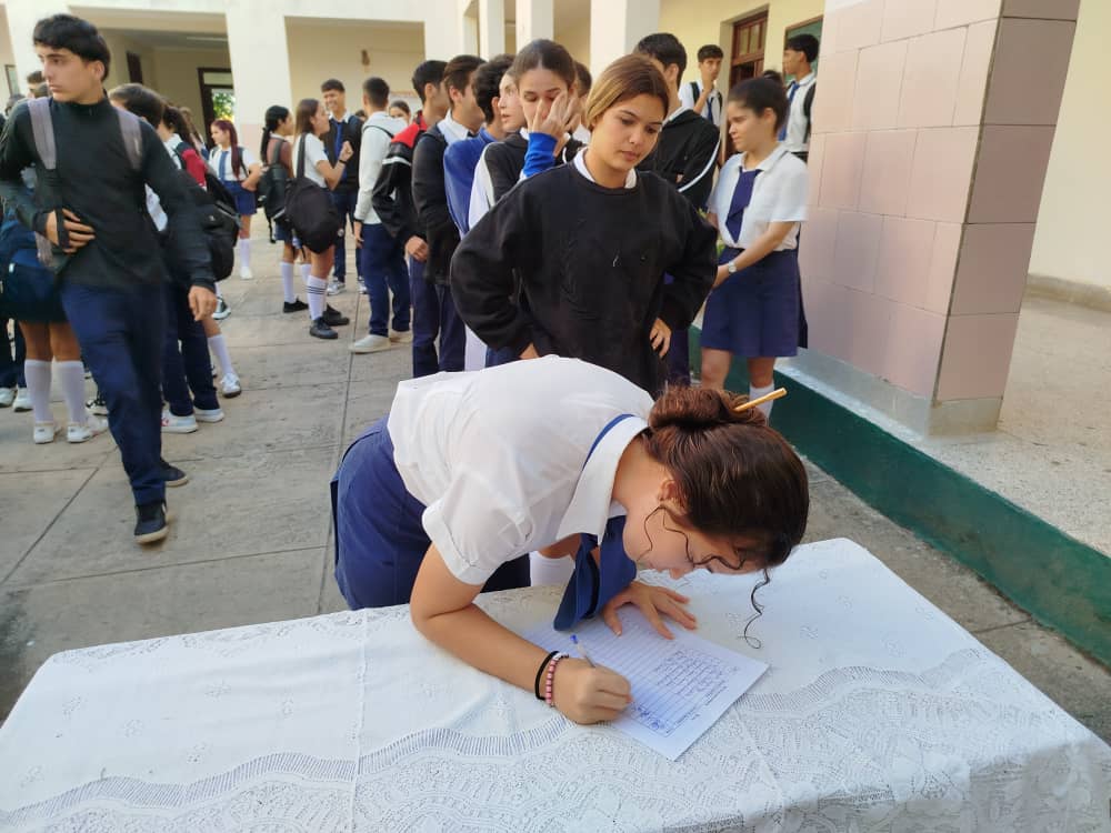 JosGuer36495320's tweet photo. Una vez los estudiante Mayabequense reafirmamos nuestro compromiso con la Patria 🇨🇺 y con nuestra Revolución, porque no dejamos solamente un nombre o una firma, sino dejamos un compromiso plasmado ....
#FEEMMayabeque
#UJCMayabeque
@DiazCanelB @MeyvisEstevezE https://t.co/6RUbot3iy6