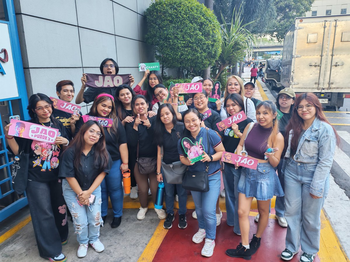 ChantyyPH's tweet photo. Together with CHAO fans 💚🩷

👉🏻 Vote for CHAO! 👈🏻

#Chanty #AlamatJao #Starsonthefloor https://t.co/Game3it3jl