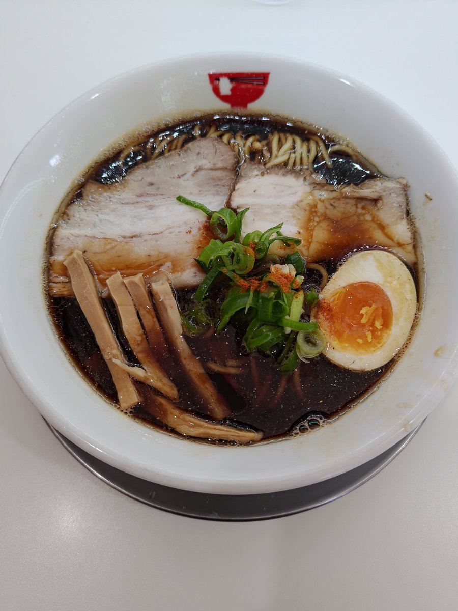 0202rintetu's tweet photo. ラーメンモリン@大津駅前
煮干しの醤油(ブラック)、唐揚げ

新年度はバタバタ忙しい中、休日のお楽しみはモリンのラーメンと唐揚げ
煮干し薫る漆黒スープに熱々唐揚げ、たまらんです

ご馳走様でした https://t.co/9amR9FKIKY