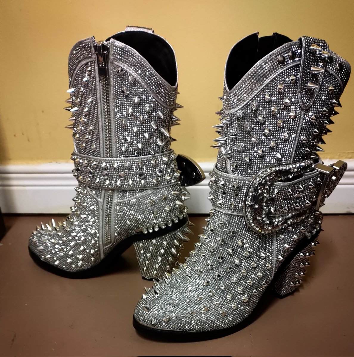 DomVivienClaire's tweet photo. https://t.co/OsVP6KSQlw #ballbusting #ballkicking #trampling #CBT #FemDomFantasy #FemDomCanada #BDSM #Fetish #Kink #Domination #Dungeon #Dominatrix #Mistress #Domme #Domina #Goddess #Femdom #Windso #Ontario #Canada #DetroitDomme #Detroit #AnnArbor #Lansing #GrandRapids #Michigan https://t.co/xe9evaw3Uf