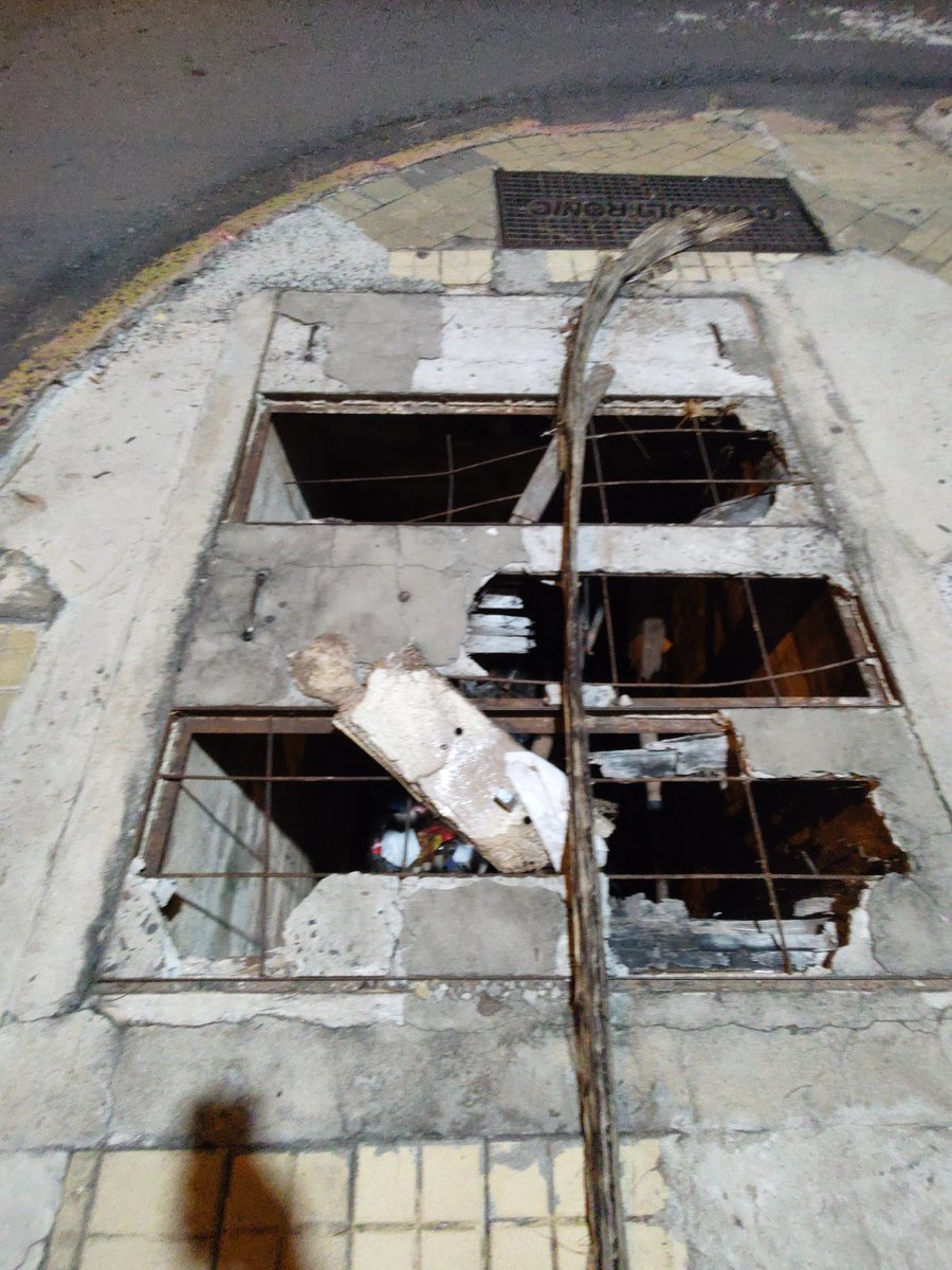 limonpy's tweet photo. Hay veredas asuncenas feas, pero esta desidia es criminal. Agujeros para que un/a niño/a entre entero y una persona adulta se lesione gravemente, o un animal distraído. Vereda de Lemirson en diagonal a @muvhpy @UltimaHoracom @ABCDigital @AsuncionMuni  https://t.co/g8gdZ085Pl https://t.co/gkAKeSTjxQ