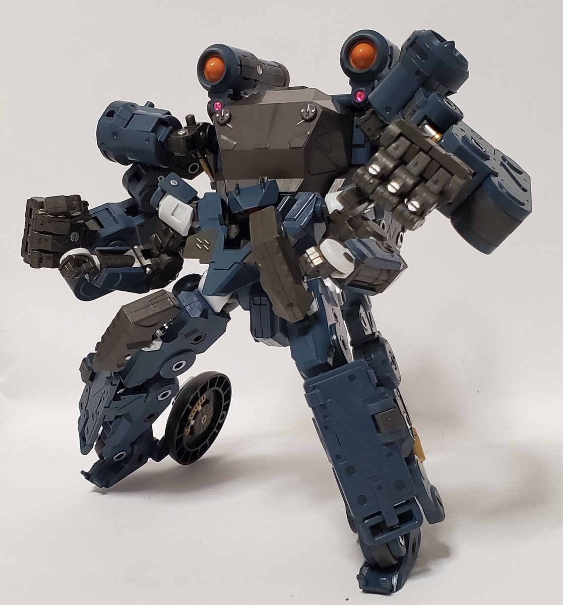 hinata_todoroki's tweet photo. グライフェンバラクーダ×ディフィニッションアーマーVT1のミキシング『ディフィニッションアーマー　クアッドグリフォン』完成！
両キットほぼ無加工&amp;他キットは使わず色をヘキサブルーで揃えて部分塗装しただけのお手軽仕上げです(1/4)

#ヘキサギア
#FAガール https://t.co/cSVTvd1y1Q