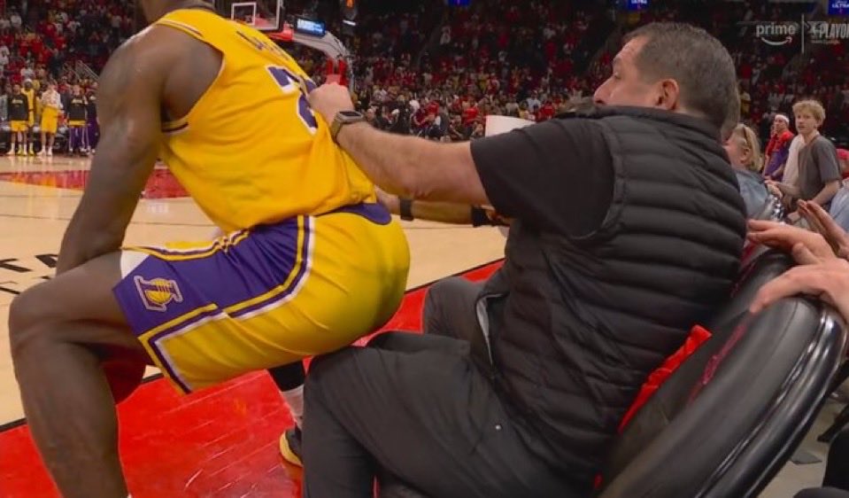 brianisfeo's tweet photo. @LakeShowYo IM POURING HONEY ON YOU GOATTT 🍯 https://t.co/FEqHyMxGUl