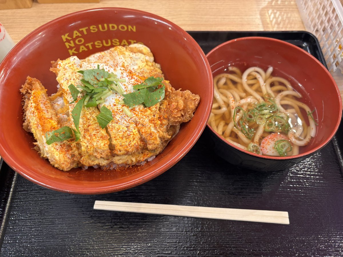 お疲れ様です♪ なになに世間はもうGWなの⁉️ お昼🕛だよ〜 カツ丼と