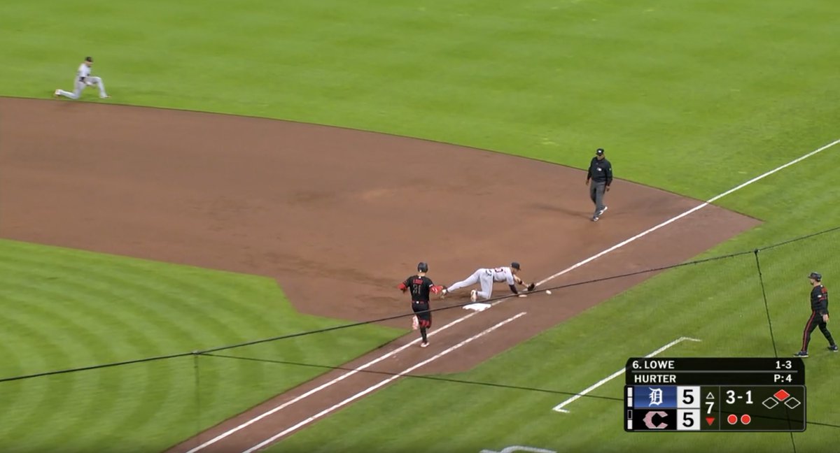 EvanPetzold's tweet image. Javier Báez, throwing error.

#Tigers down, 6-5.