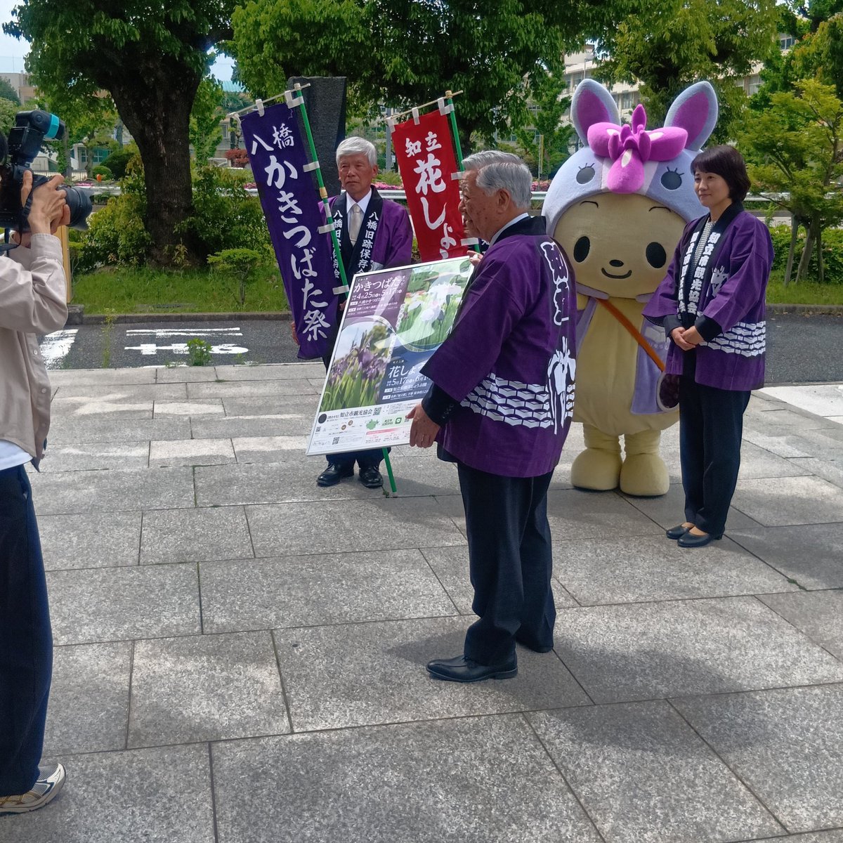 jigyokjk202012's tweet photo. 【#史跡八橋かきつばたまつり＆#知立公園花しょうぶまつり 開催】
知立市で開催の「史跡八橋かきつばたまつり」(25日～5月19日)と「知立公園花しょうぶまつり」(5月11日～6月8日)のPRに #八橋旧跡保存会 、#知立市観光協会 のみなさんが中日新聞社にお越しになりました。こちらはそのひとコマです。 https://t.co/HQumLuZ1Fo