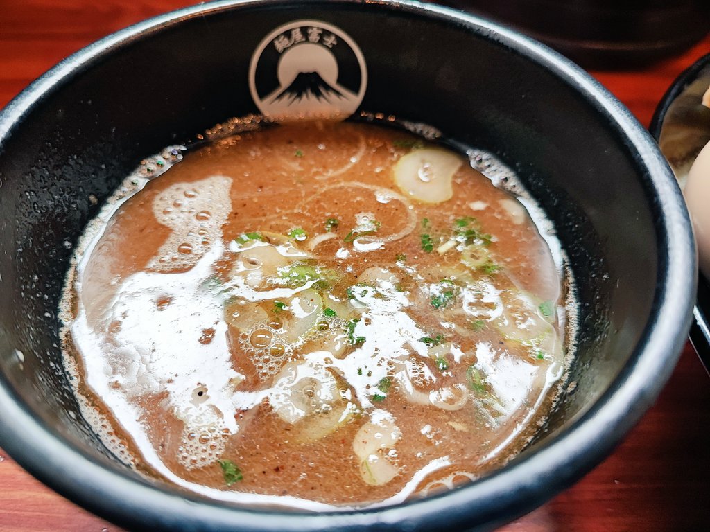 府中　麺屋富士
肉増しつけめん大盛り＋味玉

麺友が集まる会にて話題となったお店へ初訪
肉のビジュアルが良きだったので肉増しに🍖
お店の方は全員外国の方だが接客は元気よく丁寧✨️
雰囲気は異国な感じながら出てくる品はクラシカルな魚介豚骨つけ麺しかも美味い🍜
🍖も柔らかく美味かった😊