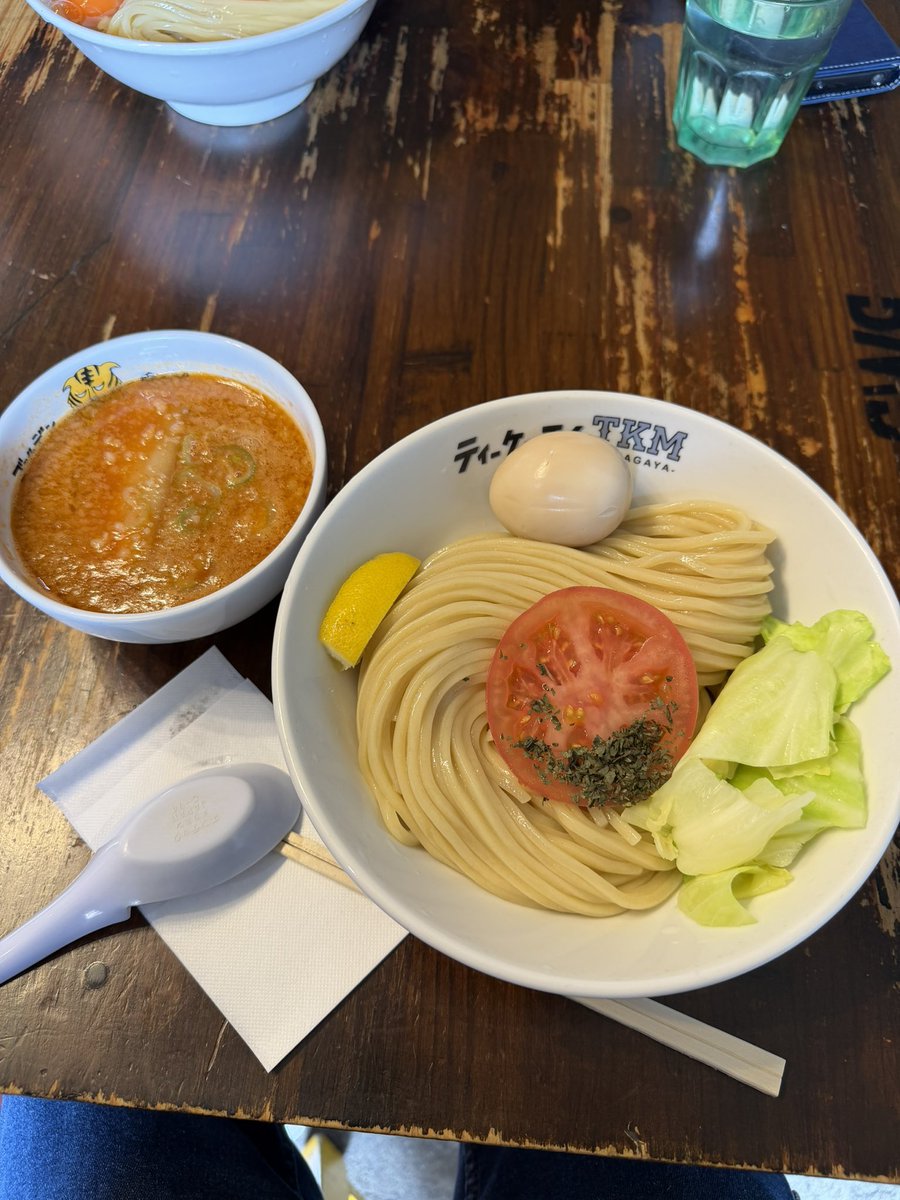 reondija's tweet photo. ゴールデンタイガーで初めてつけ麺食べた
トマトつけ麺(追い飯はご飯とチーズでリゾット風)
麺はもちろん、トマトつけ汁がさっぱりしていてとても美味しい。
普段はTKMだったけど、新たな楽しみ方を見つけた気分。

I'm at ゴールデンタイガー in 熊谷市, 埼玉県 https://t.co/tZO1VxO1tg https://t.co/dCvWVfZggg