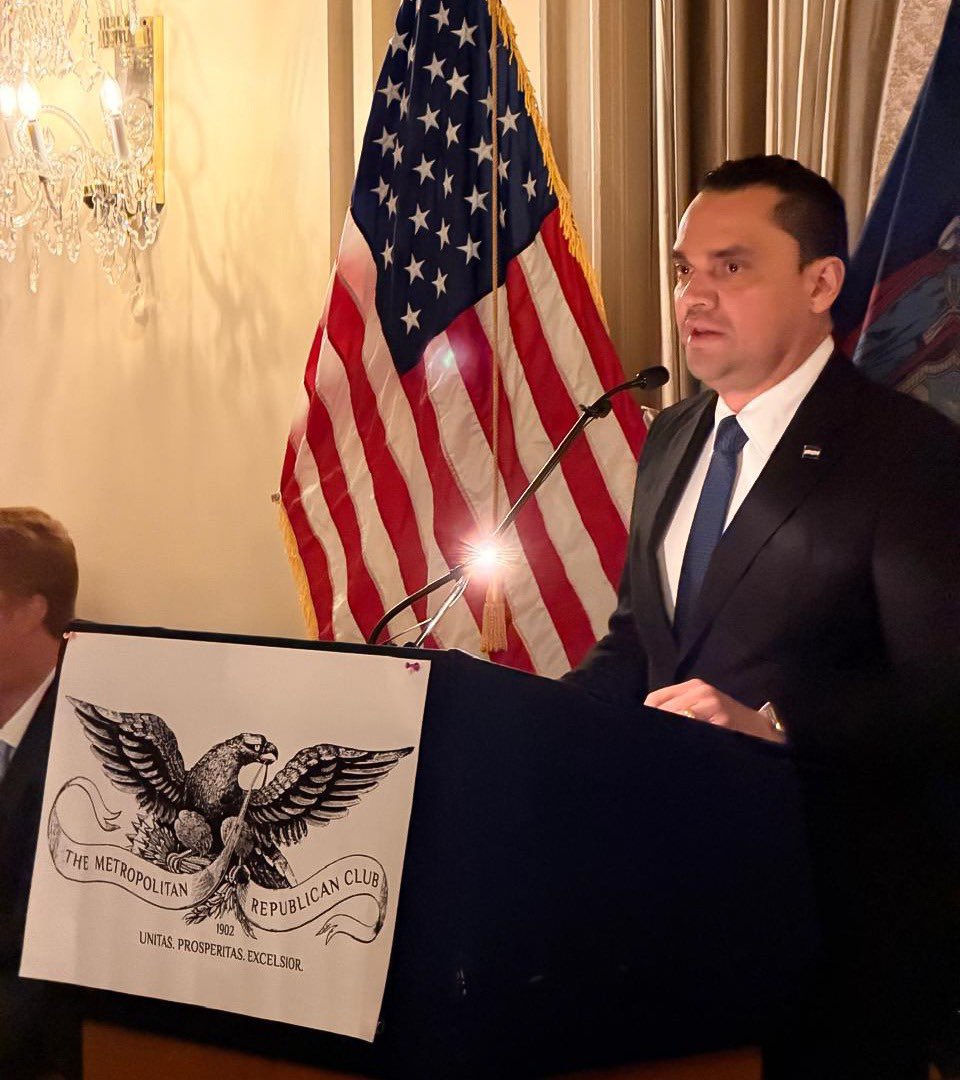 Lcastro30's tweet photo. Desde la Secretaría Privada de la Presidencia felicitamos a Tommy Zambrano (@TommyZambranoM ) por este reconocimiento internacional en Nueva York.

Su firmeza y compromiso hoy trascienden fronteras y ponen en alto el nombre de Honduras.

Cuando hay convicción, los resultados se imponen.

¡Felicidades!