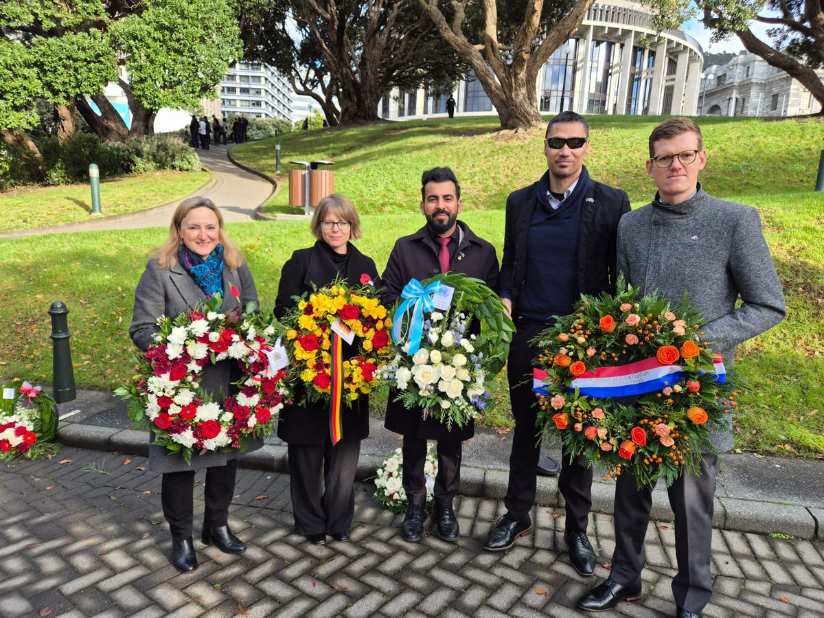 GermEmbWell's tweet image. 🇩🇪 German Ambassador HE Nicole Menzenbach laying a wreath at the #ANZAC Day 2026 National Commemoration Service at Pukeahu National War Memorial in 🇳🇿 #Wellington. Lest we forget. 🇳🇿🇦🇺 #ANZACDAY2026