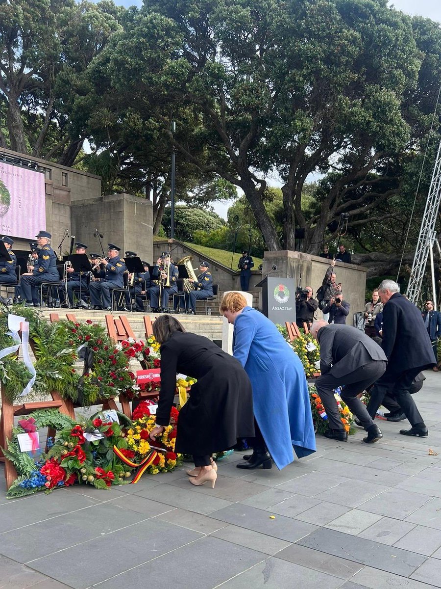 GermEmbWell's tweet image. 🇩🇪 German Ambassador HE Nicole Menzenbach laying a wreath at the #ANZAC Day 2026 National Commemoration Service at Pukeahu National War Memorial in 🇳🇿 #Wellington. Lest we forget. 🇳🇿🇦🇺 #ANZACDAY2026