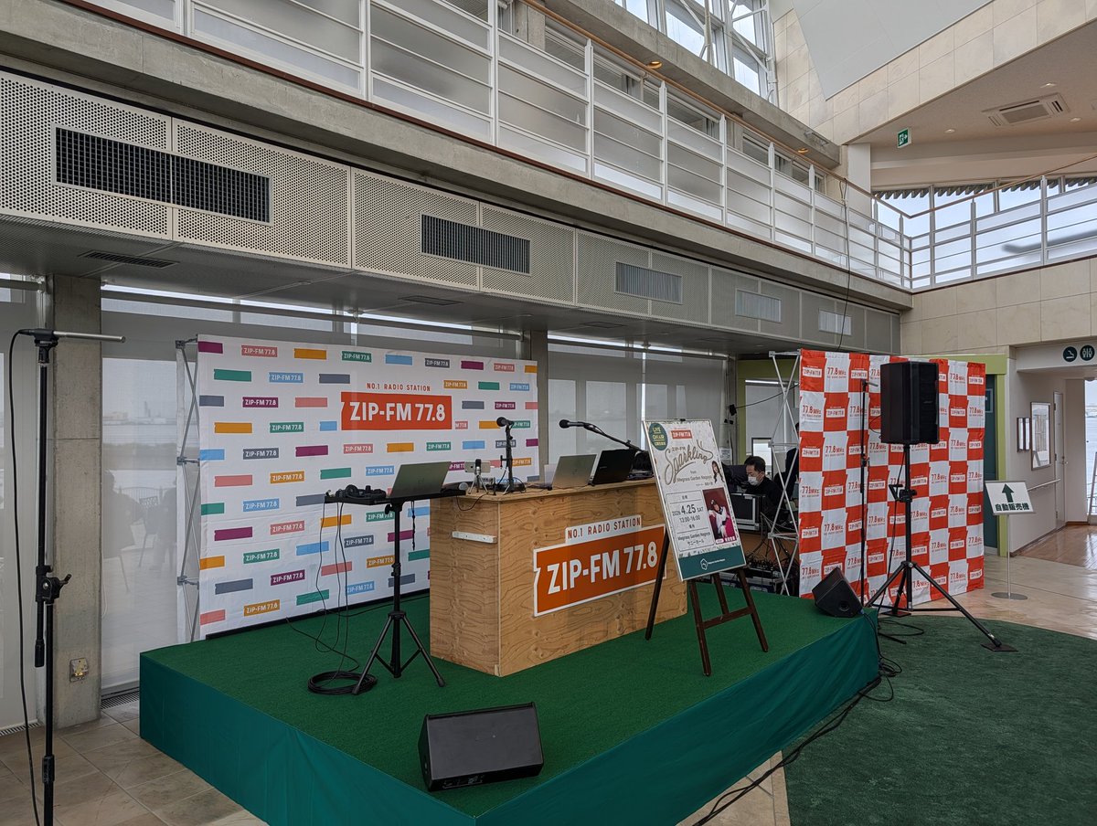 mtyari3180's tweet image. 公開生放送待機。なんと2列目左端に陣取っております😊きっとこの丸テーブルに杏果さんが座られるのでは？と妄想中。
#zipfm #sparkling #有安杏果