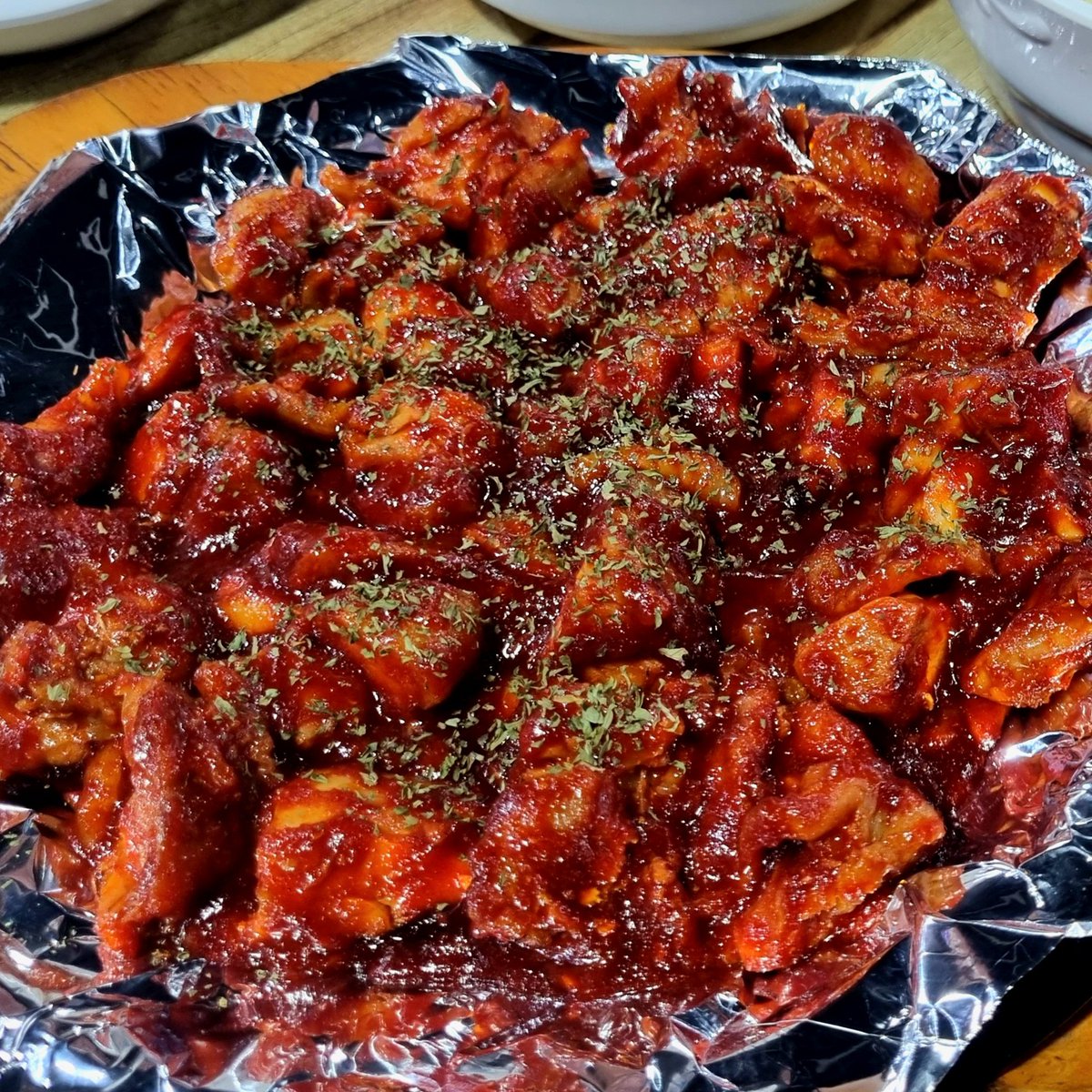 dmnnd_c_mr's tweet photo. 치킨집 매운 양념으로는 충족되지 않는 매운맛이 있는데 간판에 불닭이라고 적어 놓고 닭발만 파는 기만적인 행위를 규탄한다
결국 불닭이 죽을 만큼 땡기면 무줫건 제주행 비행기 끊어야 함 오로지 신신불닭만이 상처받은 영혼을 달래줄 수 있음 https://t.co/8Pq4ASmR0T