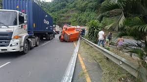 Caracol_Cali's tweet image. #Atencion | Fuerte congestión en la vía a #Buenaventura-#Cali  por un accidente de un vehículo de carga que se volcó entre Loboguerrero y #Buga. 

A esta hora hay paso parcial por el peaje de Loboguerrero mientras se logra retirar el vehículo accidentado.