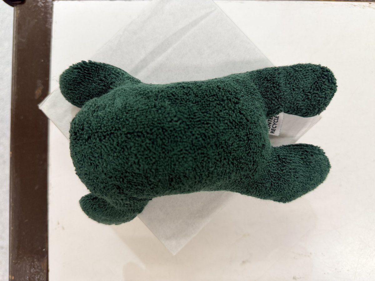 ExNxCx1's tweet photo. 【現在当店在籍のクツシタ人の紹介】
当店での呼び名:ミ��リハダイキライ(ノイズチラーさん命名)
全長:約16.5cm
体重:80g
色:緑
※全長=頭から足先までの長さです。伸ばした手の長さは含まれておりません。
#クツシタ人 #コンテックス #今治タオル #kontex #ぬいぐるみ #実は靴下でした #ぬい活 #神楽坂 #陶柿園 #サウナ #サウナイキタイ #サウナ女子 #サウナ男子 #サウナグッズが充実している陶器屋さん #食器類が充実しているサウナグッズ屋さん #サウナグッズ #世界で一番クツシタ人を送り出している陶器屋さん