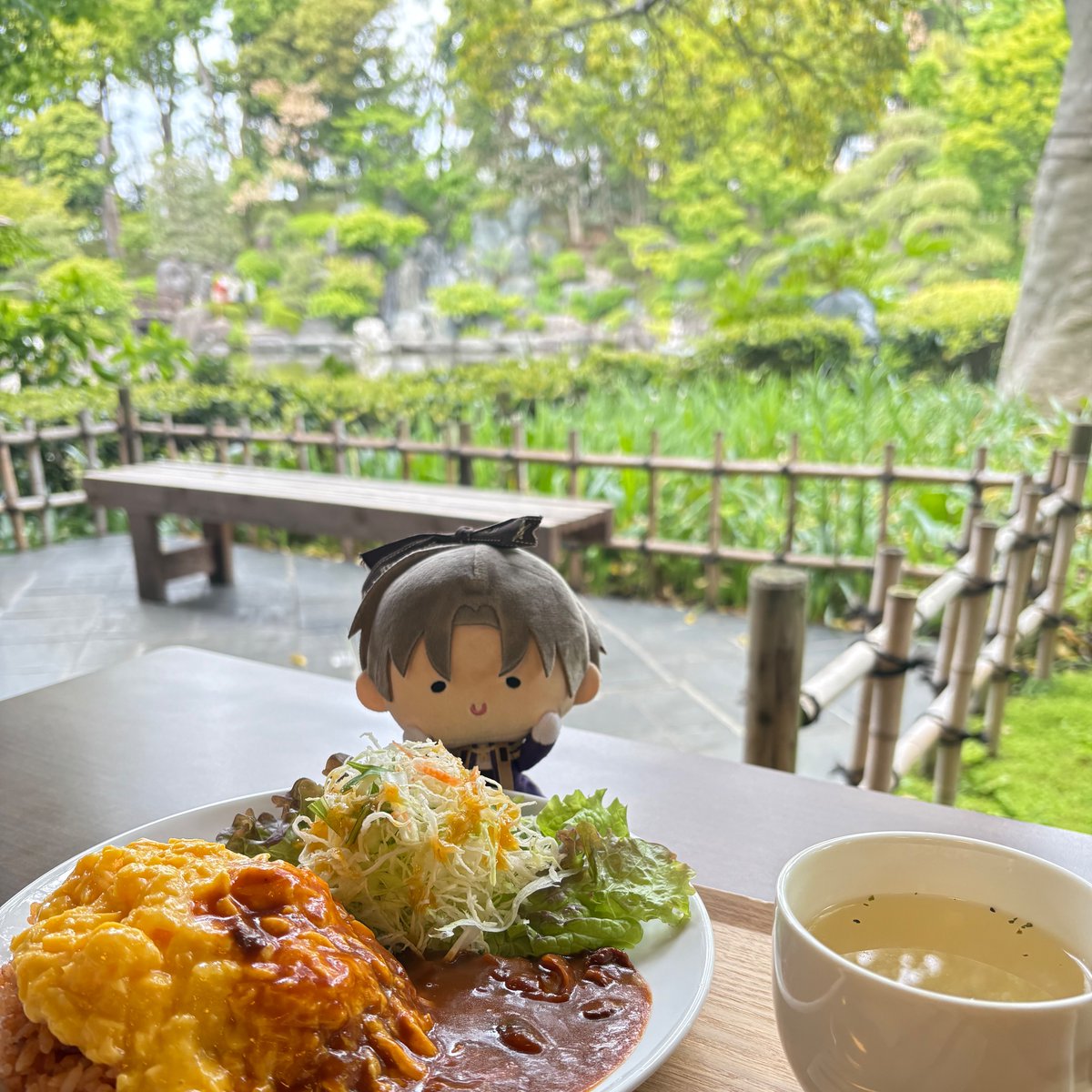 さいきんみつけた公園のテラス席でんまべくんとオムライスランチ🤗