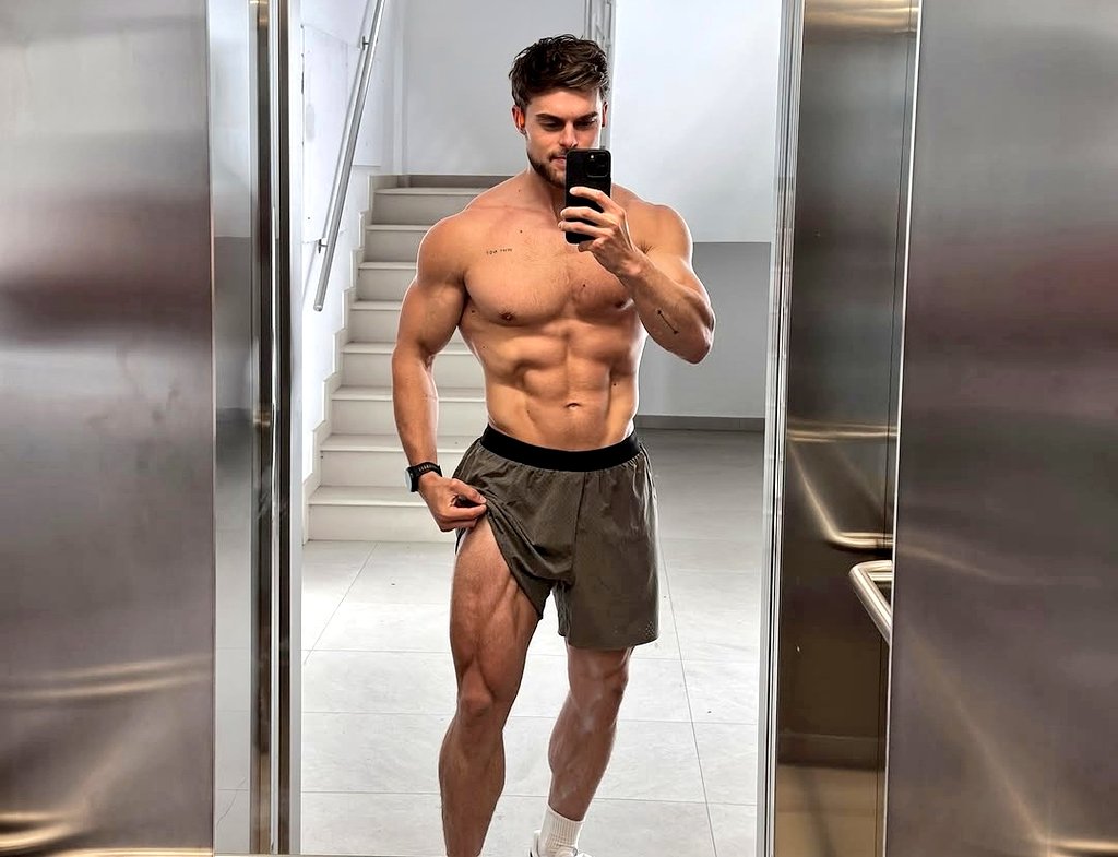 Dom_OllerX's tweet photo. No better looking stud going into the weekend 💪🔥💦👊
#FitFriday https://t.co/FY2UI5stZ7