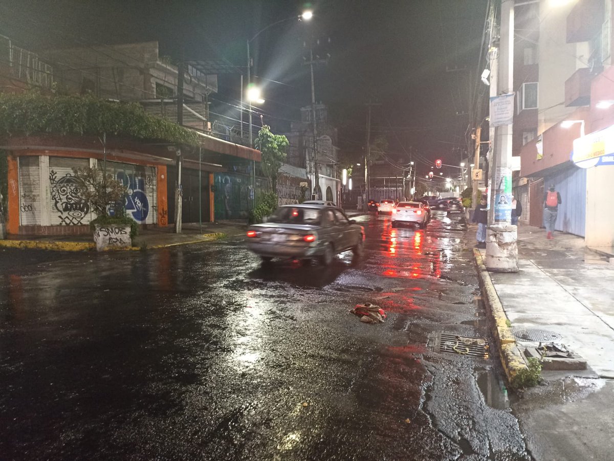 SEGIAGUA's tweet image. #BrigadaSEGIAGUA atendió reporte de anegación en 📍Filomeno Mata y Plan de Ayala, colonia Aztahuacan, @Iztapalapa. #Almomento se libera la vialidad. 
#Tlaloque2026 #OperativoLluvias2026 🌧️