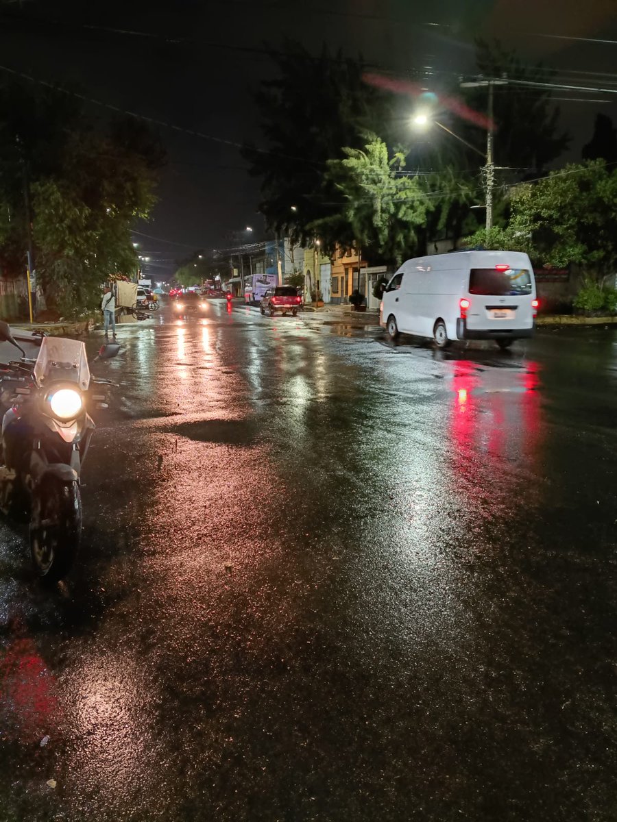 SEGIAGUA's tweet image. #BrigadaSEGIAGUA atendió reporte de anegación en 📍Filomeno Mata y Plan de Ayala, colonia Aztahuacan, @Iztapalapa. #Almomento se libera la vialidad. 
#Tlaloque2026 #OperativoLluvias2026 🌧️