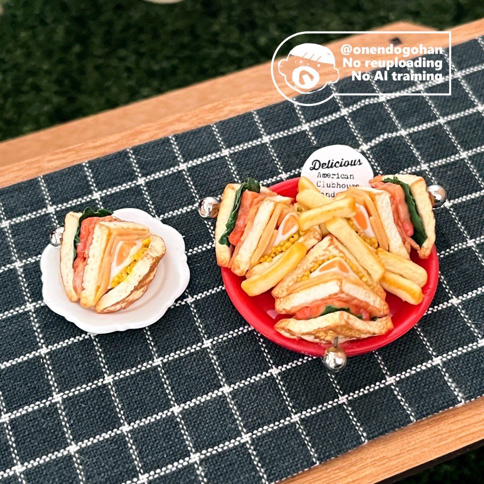 クラブハウスサンドできました🥪
手持ち用がひとつ付いてます。
(白いお皿は撮影小物です)

アンケートにご協力いただきありがとうございました！
赤が圧倒的に多かったので安心して盛り付けることができました〜
丸いカードは褪色した時を考えて挟み込んでいるだけです。
お好みで外せます。