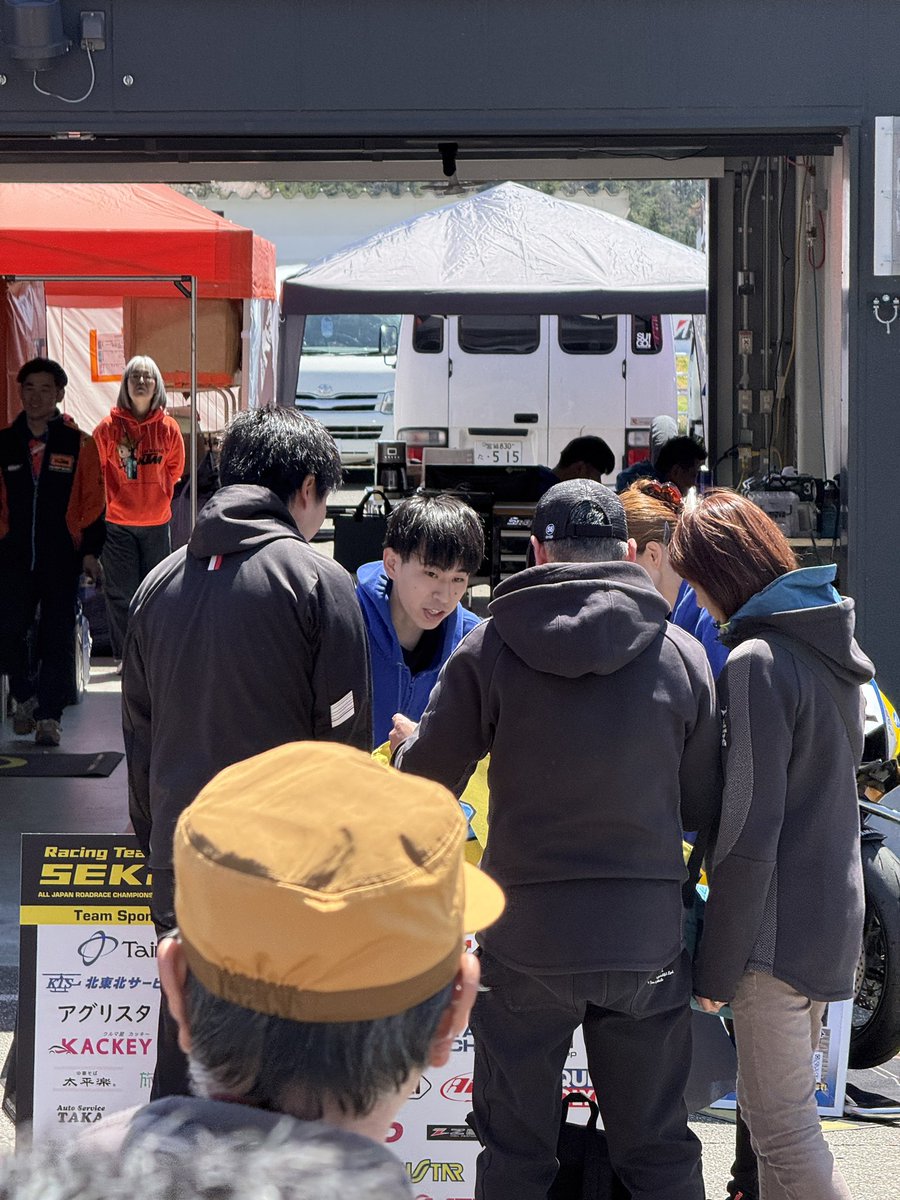 ピットウォーーーーク！！！

5番ピットは入場していただいて右手側!
1コーナー近くです！！

ぜひお越しくださーい！

#JRR
#全日本ロードレース
#ST600