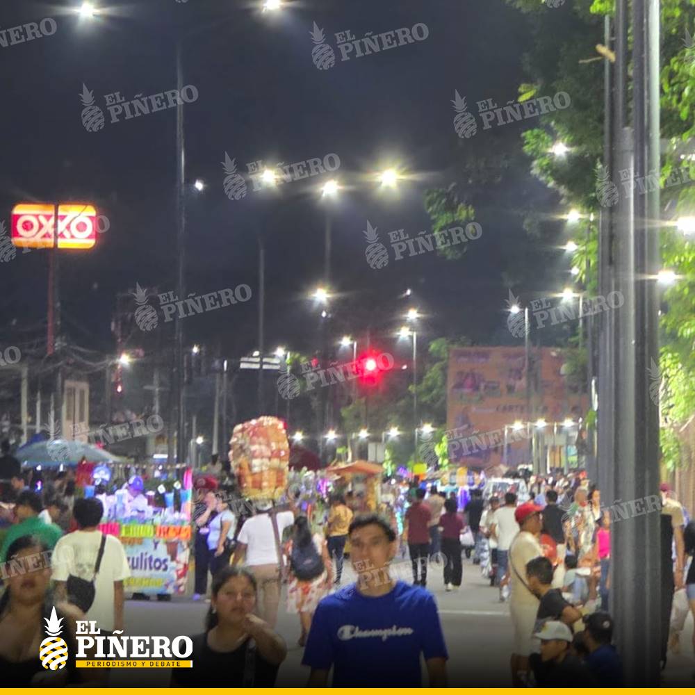 ELPINERO's tweet image. #FOTOREPORTE 📸 | #Tuxtepec: Muro Boulevard se desborda; Tuxtepec se alista para el primer desfile del Carnaval 2026

➡️El Muro Boulevard luce abarrotado de familias tuxtepecanas que se han congregado para presenciar el primer desfile del Carnaval 2026.

➡️ Desde la tarde,