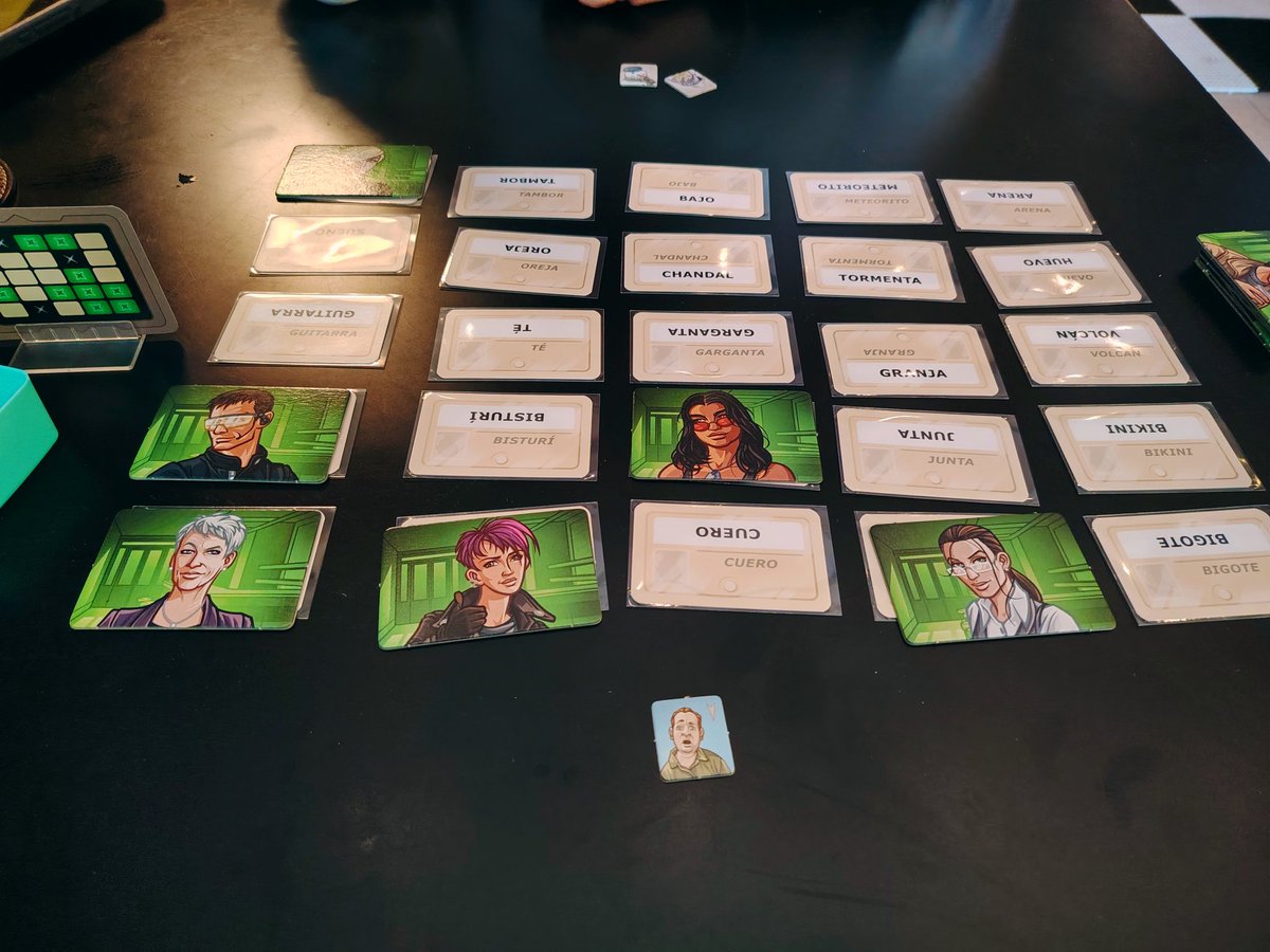 SamgamesGamyi's tweet photo. Café y juegos de mesa. Siempre buena combinación.
#CodeNamesDuo, el de siempre pero para 2. Muy bien adaptado. El contador de turnos le añade tensión 🕵️
#HiRollerBoardGameCafe https://t.co/uPAass5Cn8