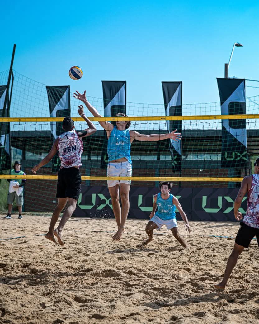 idendeportiva's tweet photo. Buen comienzo de las duplas 🇦🇷 en la 4° etapa del #CSVP en Asunción 

Amieva/Bueno a 4tos de final con dos triunfos (21-13 y 21-10) a Gael/Farias 🇨🇱; 21-19 y 21-18 a Yegros/Riveros 🇵🇾

Salema/Lombardo, Ghigliazza/Abdala y Michel Tosi/Churin a Ronda de 12

📷 legendsportsmkt https://t.co/7qMPlfiz4C