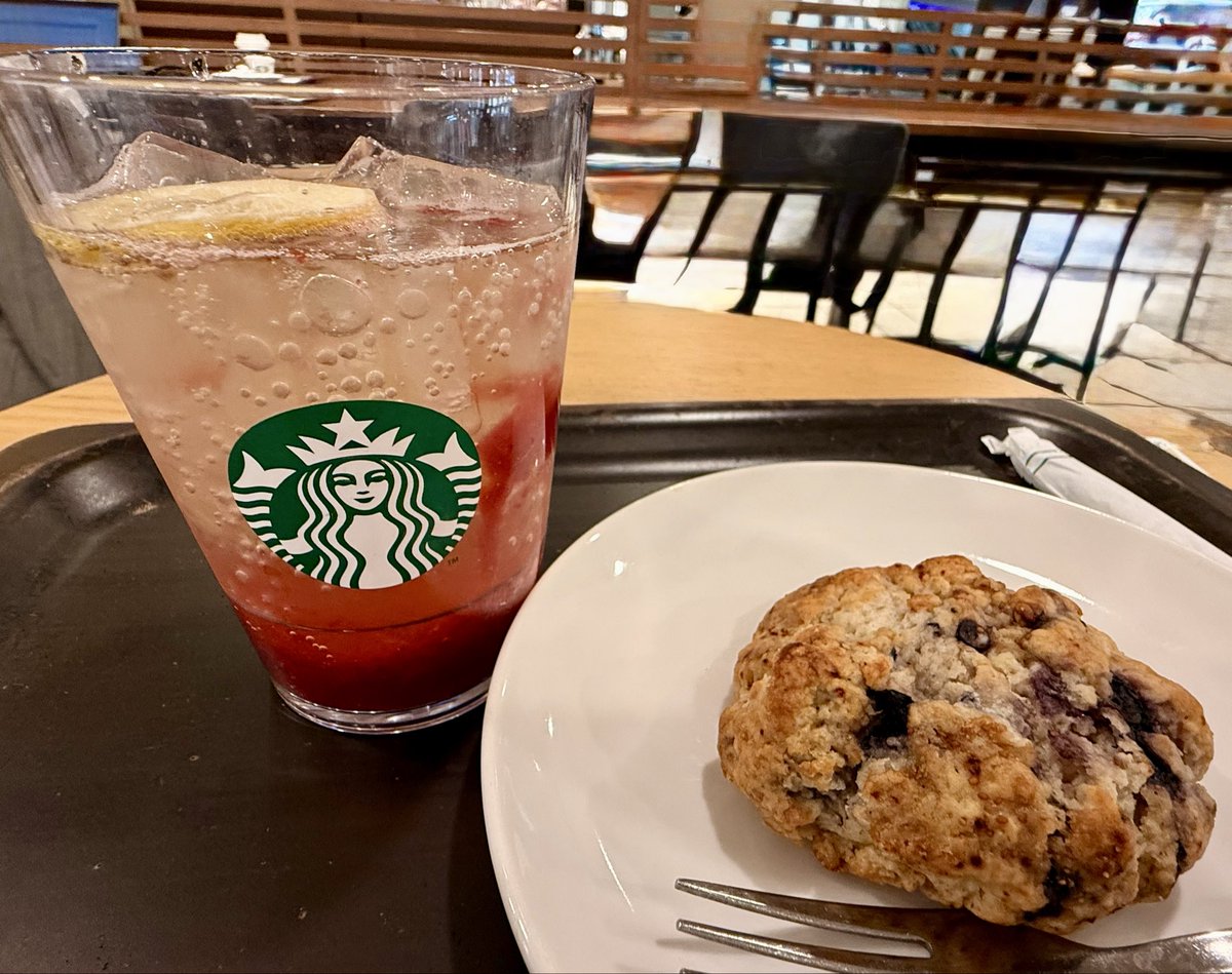 happy_full2899's tweet photo. 昨日の時間潰しの一服スタバ🥤

🍓チラックス ソーダ ストロベリー
🫐ブルーベリースコーン

爽やかで美味しかったです😋

某駅前で鳩の大群がサークルモッシュしてましたよ。

鳩も群れると怖いですね😱(写真撮れませんでした)

春ですね〜🌼
苦手な夏が来る前の貴重な時間
(*ฅ́˘ฅ̀*) https://t.co/GQ3qjUM3ks