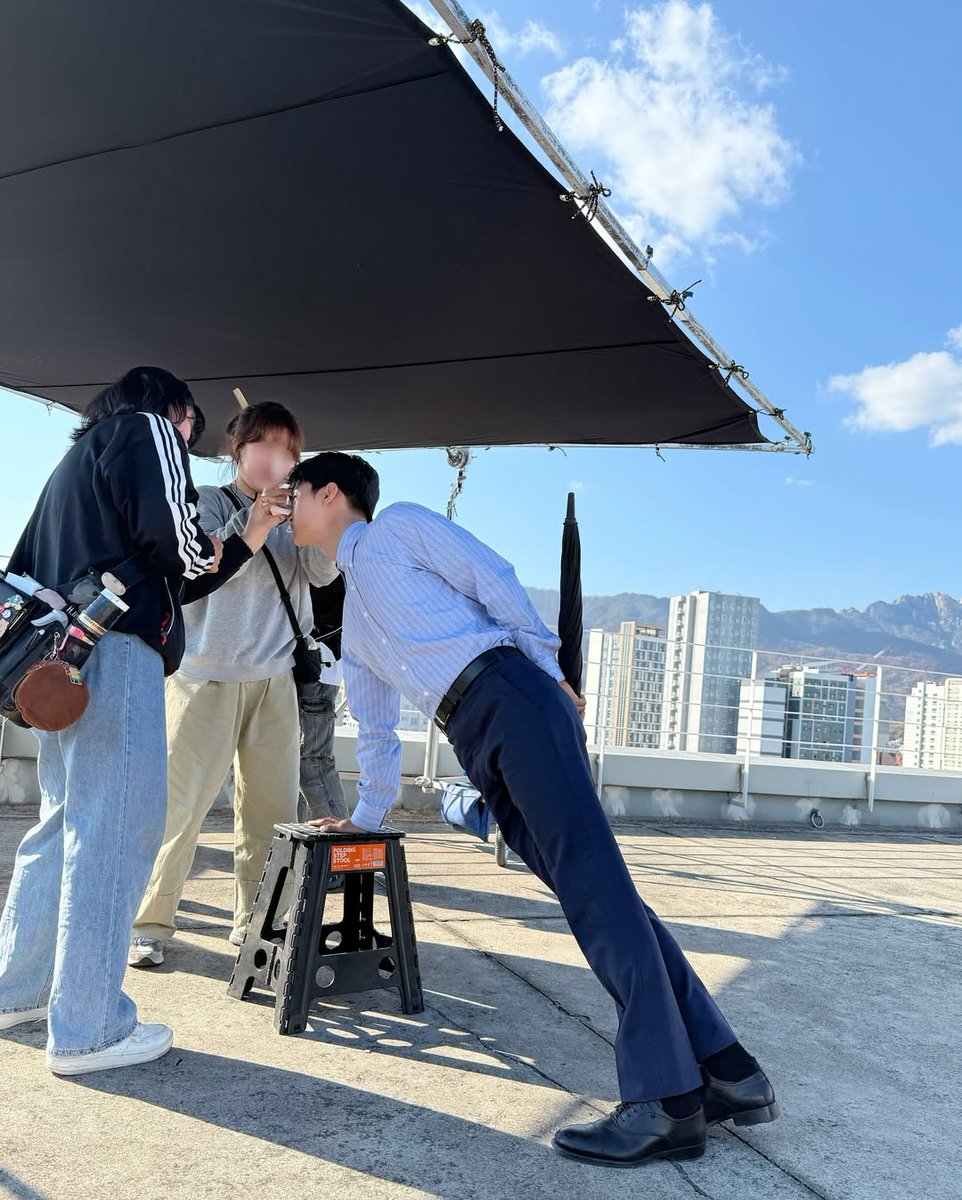 caro_vixx's tweet photo. When there's a manner leg competition and Cha Hakyeon shows up 😮‍💨 https://t.co/sVoWf0r82F