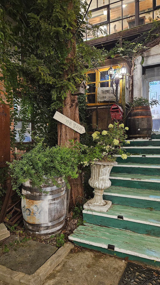 eclatdeusa's tweet photo. Weather’s been way too nice lately ☀️
After a long day at Éclat De Cheongdam, I escaped to Garden Gallery Paldang Deokso 🌿

Green, peaceful, and the food is actually really good (not just a “pretty cafe” situation)

Perfect little reset spot outside Seoul 🚗✨ https://t.co/PRDhnvIz1g