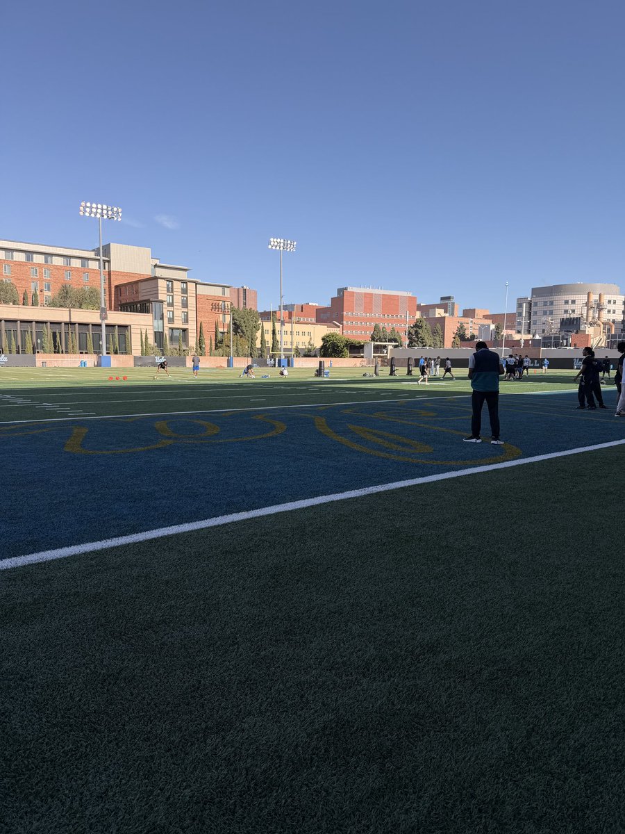 Maddox29ATH's tweet image. Awesome visit to spring practice tonight with @UCLAFootball. Appreciate the conversation @coachdc34 and @ColinLockett15. #TE #WR #4sup @hopo125 @Topshelf_TJ @BGrubbs66 @_FurySpeed @Dwightdagreat @DenmarkDanesFB